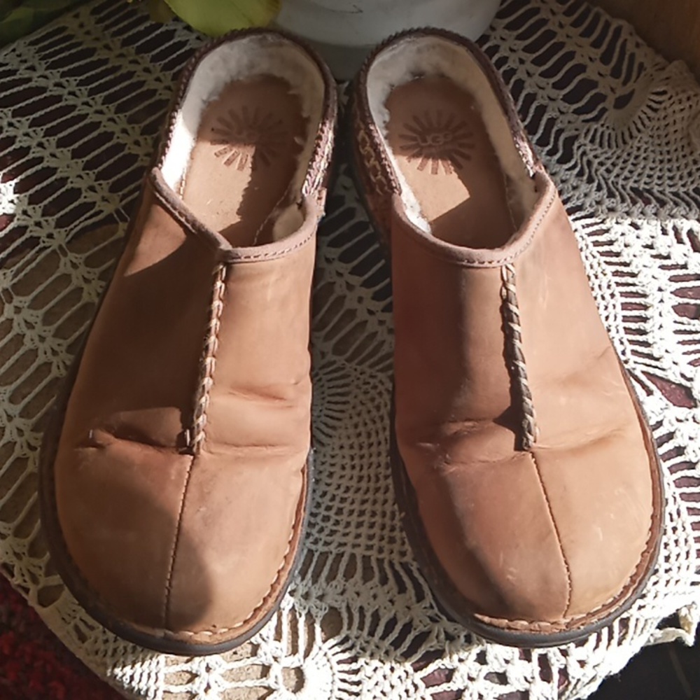 UGGS size 9 leather outside genuine Leather sheepskin inside
